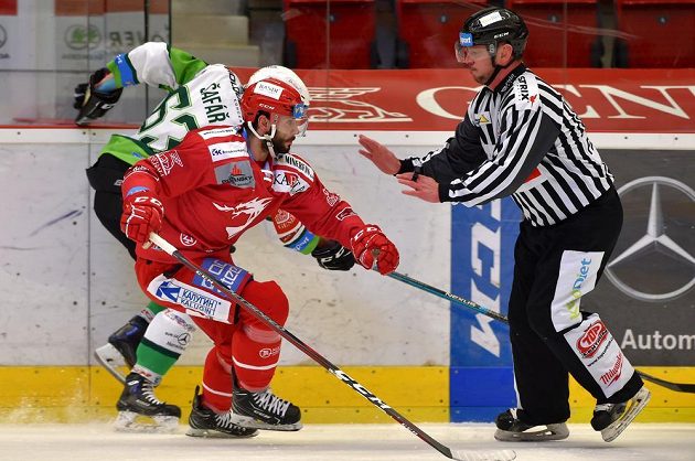 Zleva Ondřej Šafář z Karlových Varů, Erik Hrňa z Třince, čárový rozhodčí Rudolf Tošenovjan.