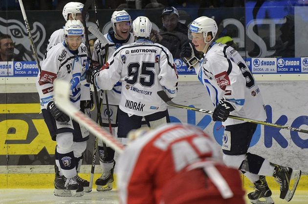 Z gólu se radují hráči Plzně (zleva) Jaroslav Kracík, Nick Jones (vzadu), Connor Allen, Miroslav Indrák a střelec branky Jakub Pour.