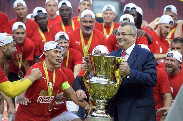Předseda představenstva Slavie Jaroslav Tvrdík drží ligovou trofej při pozápasových oslavách mistrovského titulu.