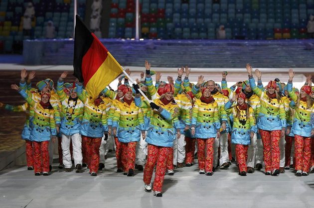 Němce zdobí duha při slavnostním nástupu výprav, v čele vlajkonoška Maria Höflová-Rieschová.