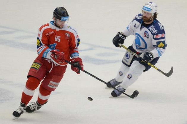 Robin Staněk (vlevo) z Olomouce a plzeňský útočník Ryan Hollweg v úvodním čtvrtfinálovém duelu play off.