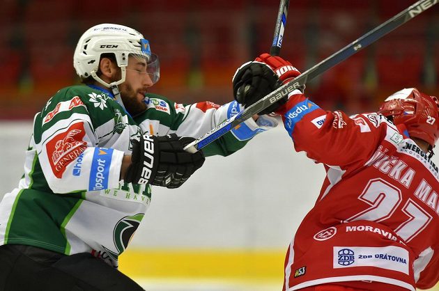 Karlovarský útočník Michal Vachovec (vlevo) v souboji s Martinem Růžičkou z Třince.