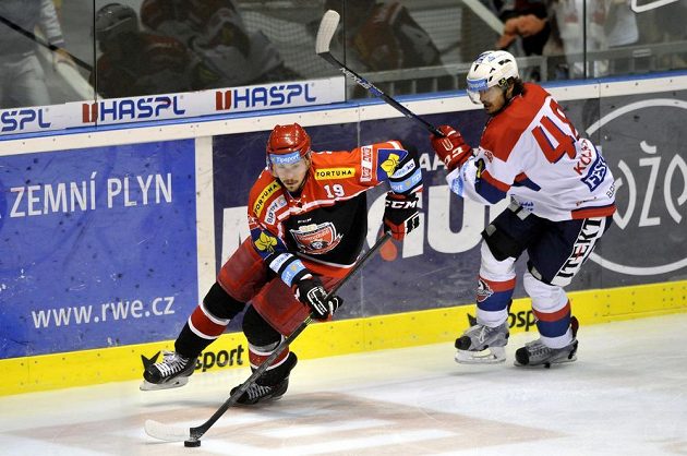 Královéhradecký obránce Martin Pláněk (vlevo) a pardubický útočník Jan Kolář v zápase 13. kola Tipsport extraligy.