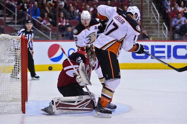 Ryan Getzlaf (není na snímku) z Anaheimu překonává Marka Langhamera (30) v bráně Arizony. Na snímku jsou dále Ryan Kesler (17) a Corey Perry (10).