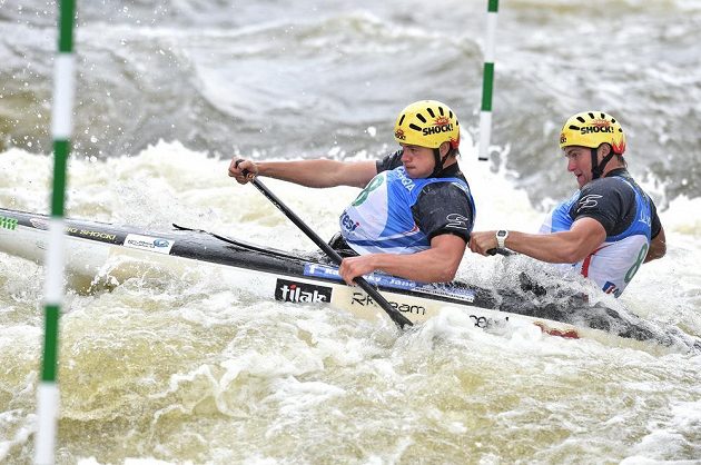 Kanoisté Ondřej Karlovský (vpředu) a Jakub Jáně během finálové jízdy Světového poháru ve vodním slalomu v kategorii C2 na trojském kanále v Praze.