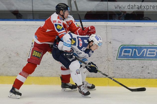 Jiří Ondrušek (vlevo) z Olomouce (vlevo) v souboji s plzeňským útočníkem Dominikem Kubalíkem.