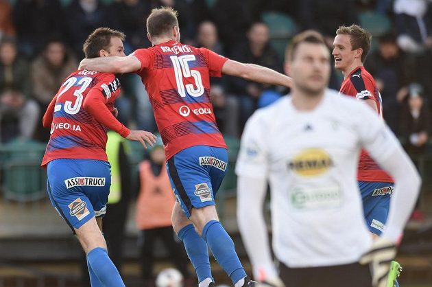 Plzeňský fotbalista Marek Bakoš (vlevo) se raduje ze vstřelené branky se svými spoluhráčem Michaelem Krmenčíkem a Janem Kopicem. Vpředu smutný brankář Bohemians Tomáš Fryšták.