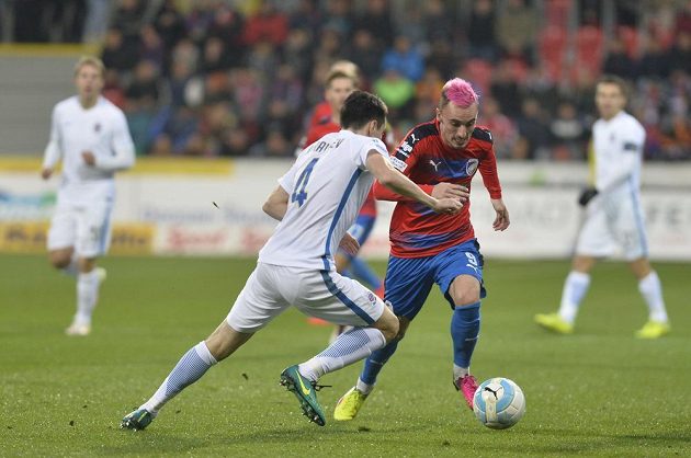 Sparťan Vjačeslav Karavajev ze Sparty (vlevo) brání plzeňského záložníka Martina Zemana.