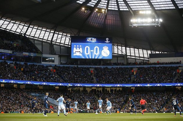 Dvě obří nuly svítily na Etihad Stadium po poločase, diváci se ale gólu nedočkali ani po přestávce.