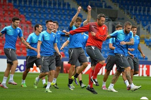 Plzeňští fotbalisté se pod vedením asistenta Pavla Horvátha (v červeném) připravují na utkání proti Dinamu Minsk.