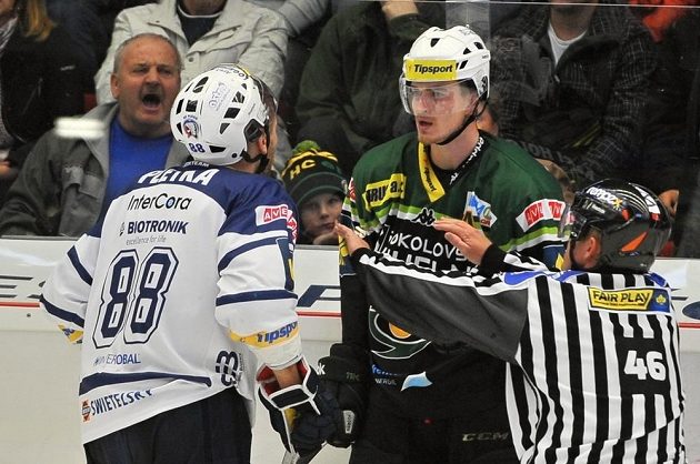 Plzeňský útočník Václav Pletka (vlevo) v rozmíšce se Stanislavem Balánem z Karlových Varů.