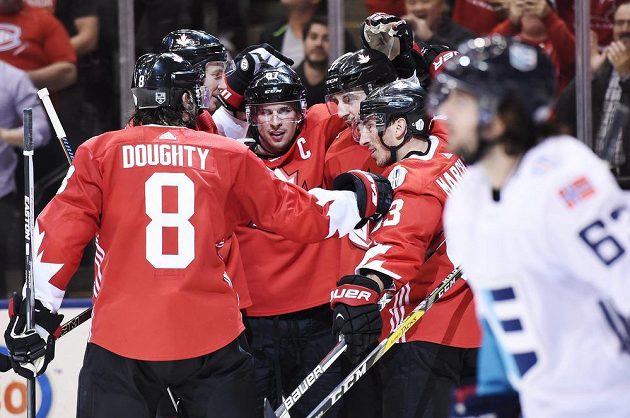 Kanaďan Patrice Bergeron (druhý zprava) oslavuje svůj gól proti Výběru Evropy se spoluhráči Bradem Marchandem (vpravo), Sidneym Crosbym (uprostřed), Drewem Doughtym (druhý zleva) a Jayem Bouwmeesterem. Zcela vpravo zklamaný Nor Mats Zuccarello v dresu Výběr Evropy.
