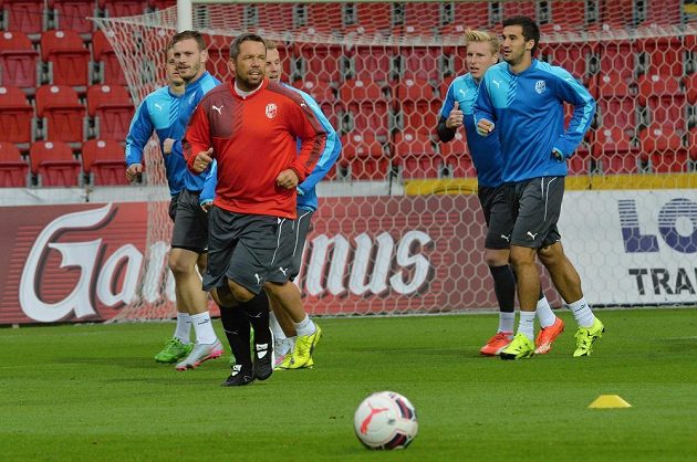 Plzeňští fotbalisté během středečního tréninku. Vpředu v červeném je asistent kouče Pavel Horváth.