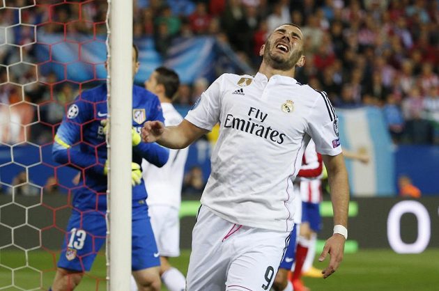 Zklamaný Karim Benzema poté, co neproměnil šanci v utkání LM proti Atlétiku Madrid.