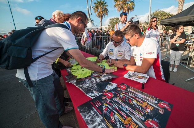 Martin Prokop a navigátor Jan Tománek (vlevo) během autogramiády při mistrovství světa.