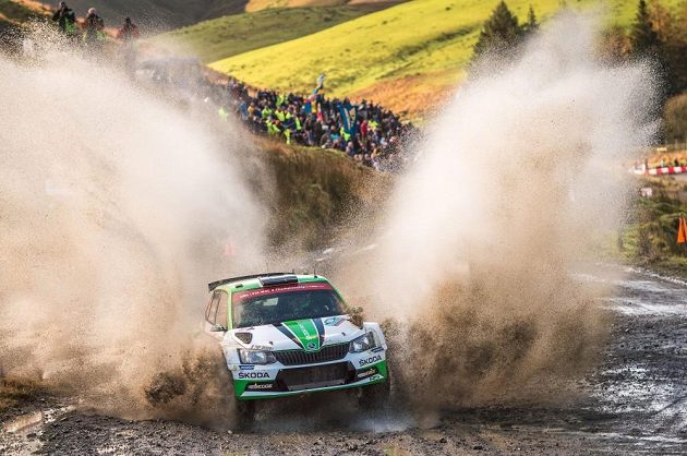 Pontus Tidemand se Škodou Fabia R5 na trase rallye ve Walesu.