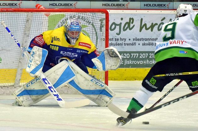 Brankář Zlína Jakub Sedláček čelil v závěru první třetiny trestnému střílení, karlovarský Jakub Flek jej neproměnil.