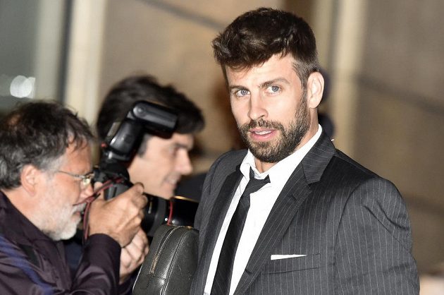 Barcelonský Gerard Piqué míří v Praze do hotelu před středečním utkáním se Slavií.