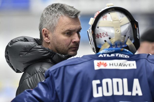 Brankář Kladna Denis Godla oznamuje trenérovi Davidu Čermákovi, že nenastoupí do zápasu.