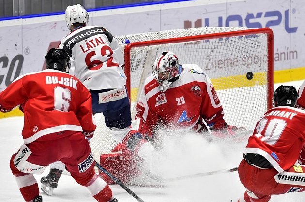 Autor gólu Martin Látal z Pardubic, brankář Olomouce Jan Lukáš a František Skladaný z Olomouce.