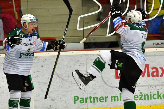 Z gólu se radují karlovarští hokejisté Dávid Gríger (vlevo) a střelec branky Jakub Flek.