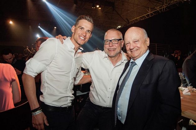 Zdeněk Štybar (vlevo), Zdeněk Bakala (uprostřed) a Hans Joerg Rudloff, člen představenstva cyklistického týmu Quick Step.
