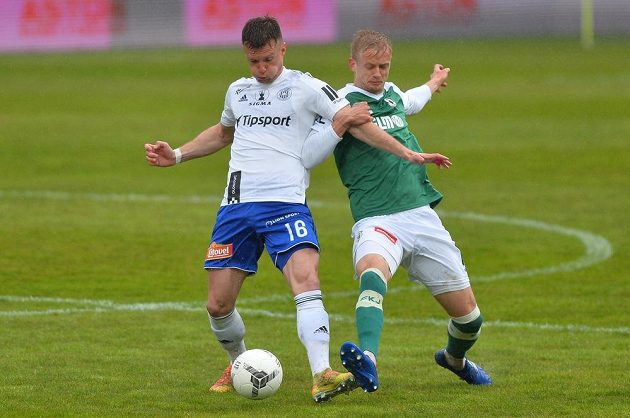 Zleva Martin Nešpor z Olomouce a Jaroslav Zelený z Jablonce v souboji o míč v utkání 30. kola první fotbalové ligy.