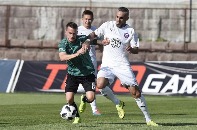 Jablonecký fotbalista Jan Sýkora v akci během úvodního utkání 2. předkola Evropské ligy s Pjunikem Jerevan.