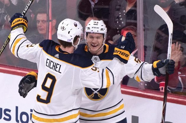 Jeff Skinner (9) a Jack Eichel z Buffala se radují po jednom z gólů proti Montrealu.