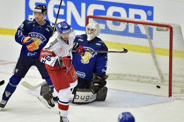 Jiří Sekáč se raduje z druhého českého gólu, který dal brankáři Finska Eetu Laurikainenovi.