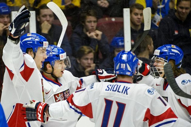 Český hokejista Dominik Simon se raduje z gólu na MS do dvaceti let proti Finsku.