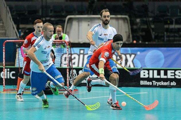 Český útočník Tomáš Sladký (vpravo) v souboji s Finem Oscarem Hänninenem v semifinále MS.
