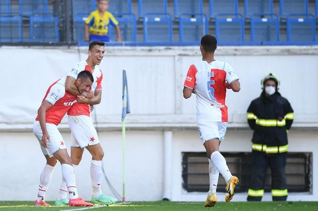 Radost fotbalistů Slavie během utkání v Teplicích. Přesnou trefu oslavu Musa, Schranz a Bah.