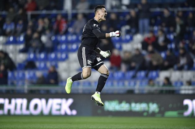 Brankář Bohemians Patrik Le Giang se raduje z gólu, který vstřelil jeho spoluhráč David Bartek.