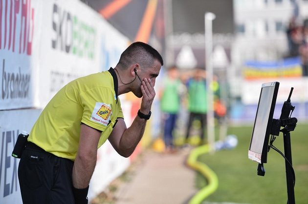 Hlavní rozhodčí Martin Nenadál studuje videozáznam před penaltou Sparty v Mladé Boleslavi.