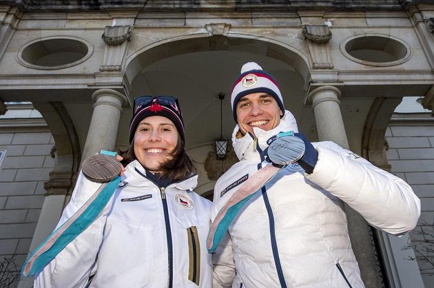 Bronzová snowboardkrosařka Eva Samková a stříbrný biatlonista Michal Krčmář před vrchlabským zámkem.