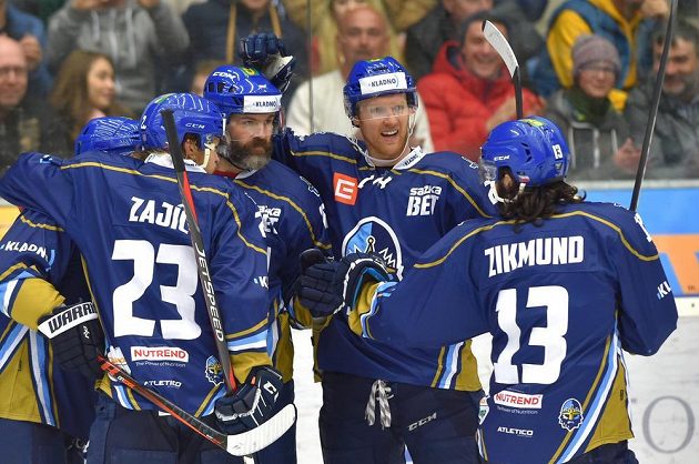 Kladenský hokejista Tomáš Plekanec (úplně vlevo), Josef Zajíc, Jaromír Jágr, Brendon Nash a Ladislav Zikmund se radují z gólu v chomutovské síti.