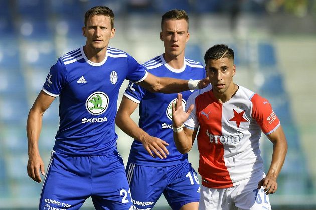 Zleva Milan Škoda z Boleslavi, Samuel Dancák z Boleslavi a Ondřej Lingr ze Slavie.
