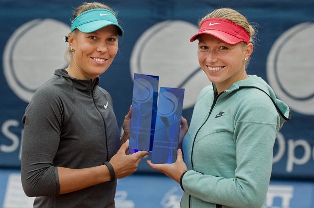 Tenistky Lucie Hradecká (vlevo) a Michaella Krajiceková s cenami pro vítězky čtyřhry.
