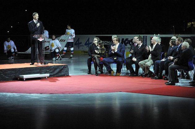 Hokejový klub HC ČSOB Pojišťovna Pardubice 1. prosince před extraligovým zápasem se Spartou Praha slavnostně vyřadil dres s číslem devět na počest legendárního brankáře Dominika Haška (na snímku vlevo).