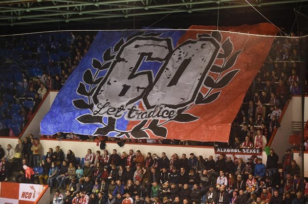 Olomoučtí fanoušci rozvinuli transparent připomínající 60. výročí založení místního hokejového klubu. Domácí hráli v historických dresech.