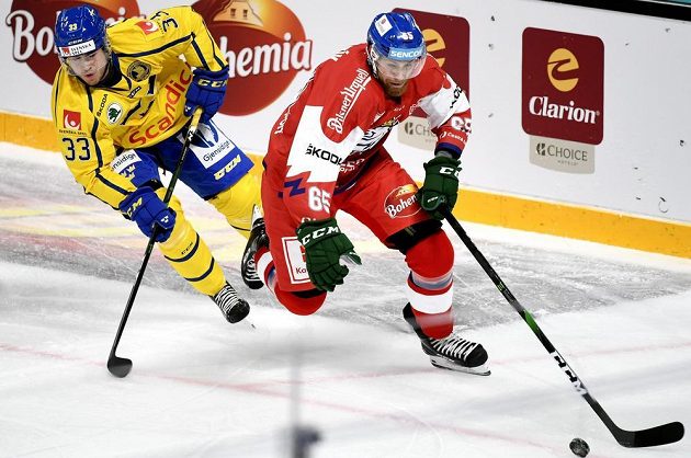 Švédský hokejista Michael Lindqvist v akci spolu s českým reprezentantem Vojtěchem Mozíkem během utkání Karjala Cupu.