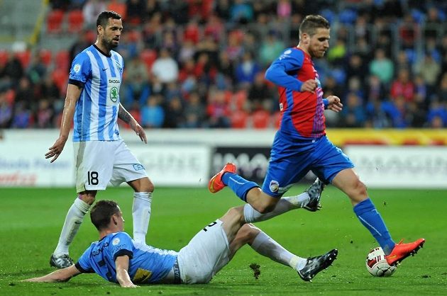 Zleva mladoboleslavský útočník Lukáš Magera, záložník Středočechů Ondřej Zahustel a Jan Kovařík z Plzně.