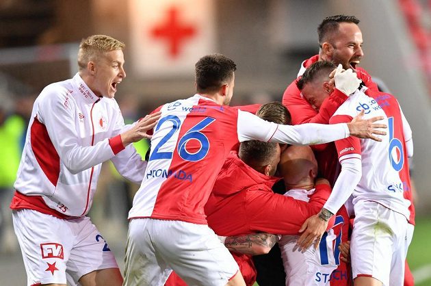 Miroslav Stoch (17) v klubku spoluhráčů poté, co dal druhý gól Slavie proti Mladé Boleslavi.