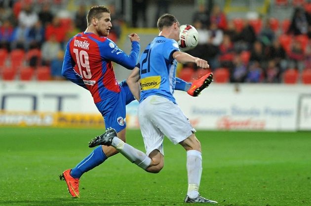 Plzeňský záložník Jan Kovařík (vlevo) v souboji s Ondřejem Zahustelem z Mladé Boleslavi v utkání 25. kola Synot ligy.