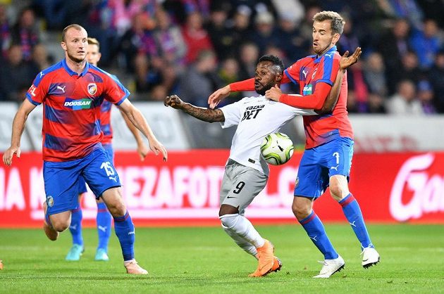 Sparťanský fotbalista Kanga v péči plzeňského Hořavy v utkání 10. kola Fortuna ligy. Situaci přihlíží plzeňský kanonýr Michael Krmenčík.