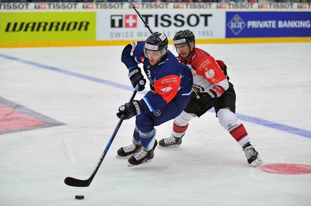 Liberecký obránce Adam Jánošík a útočník Ryan Lasch z Frölundy bojují během osmifinále hokejové Ligy mistrů.