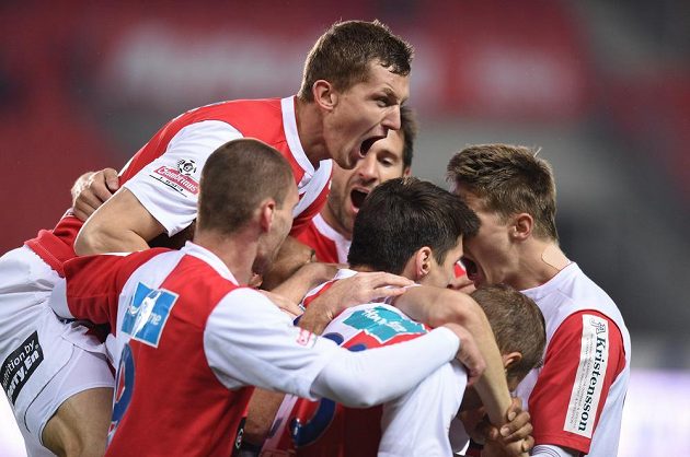 Fotbalisté Slavie Praha (Tomáš Necid) oslavují první gól během utkání 27. kola Gambrinus ligy proti Příbrami.