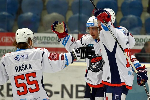 Chomutovští hokejisté Adam Raška, Brett Flemming a Bohumil Jank se radují z gólu.