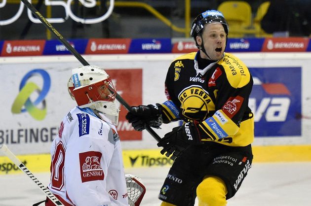 Michal Trávníček z Litvínova se raduje z gólu, vlevo je třinecký brankář Šimon Hrubec.